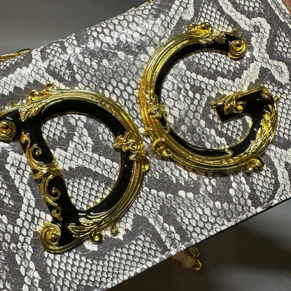 D&G
good quality 

with box 🎁🎁🎁

120 dhs✅

Zain39
♥️♥️♥️