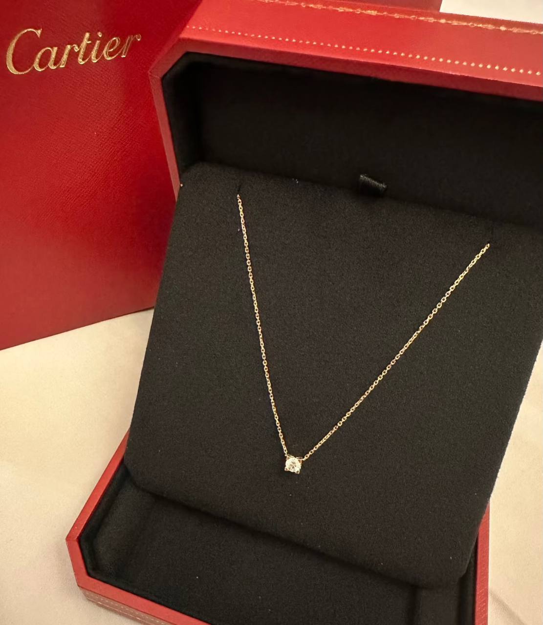 Cartier ❤️‍🔥*
Necklace 🍁
Earring 💥
Master quality 💯
With normal boxes 🗃️ 
80 dhs✅
With master box 📦 
120 dhs✅

Zain216
♥️♥️♥️