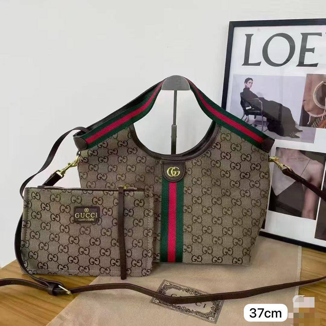 Gucci Giglio
Size: 37 * 29 cm
110 dhs🪙🌨️

Zain115
♥️♥️♥️