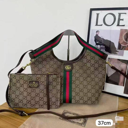 Gucci Giglio
Size: 37 * 29 cm
110 dhs🪙🌨️

Zain115
♥️♥️♥️