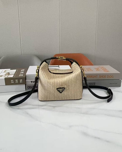 Prada
Best quality

With box’s
🎁🎁🎁

95 dhs🇦🇪
size 22cm

Zain158
♥️♥️♥️