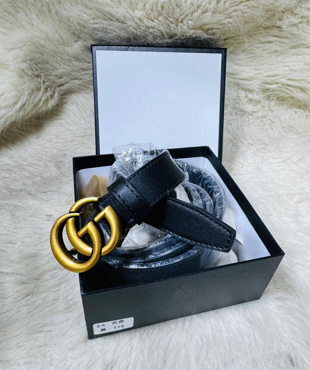 Belt for Lady
Wide：2.5 cm
Long：105/110/115 cm
With box 
30 dhs🇦🇪🇦🇪

Zain136
♥️♥️♥️