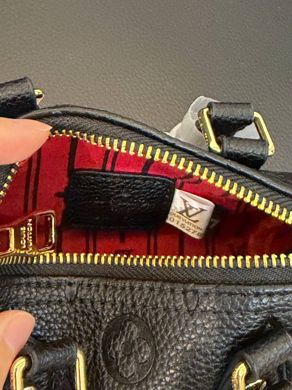 LV
80 dhs✅
size 17×10×12cm

with box
🎁🎁🎁

Zain42
♥️♥️♥️