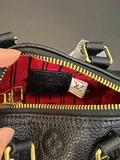 LV
80 dhs✅
size 17×10×12cm

with box
🎁🎁🎁

Zain42
♥️♥️♥️