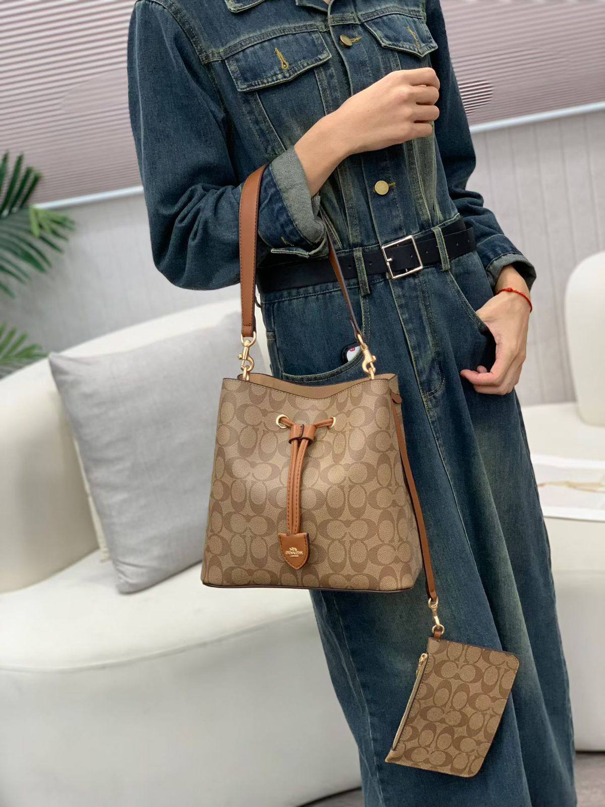 COACH
24cm

Microfiber, Good Quality
110 dhs🪙🌨️ 

Zain254
♥️♥️♥️
