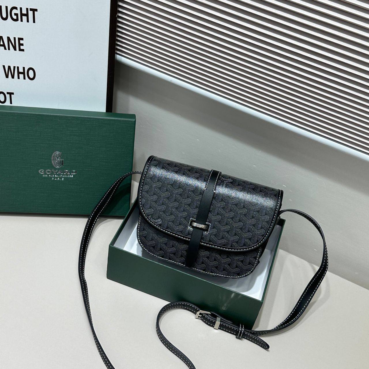 Goyard 

95 dhs💓

with box🎁🎁🎁

size 22×7×16cm

Zain42
♥️♥️♥️