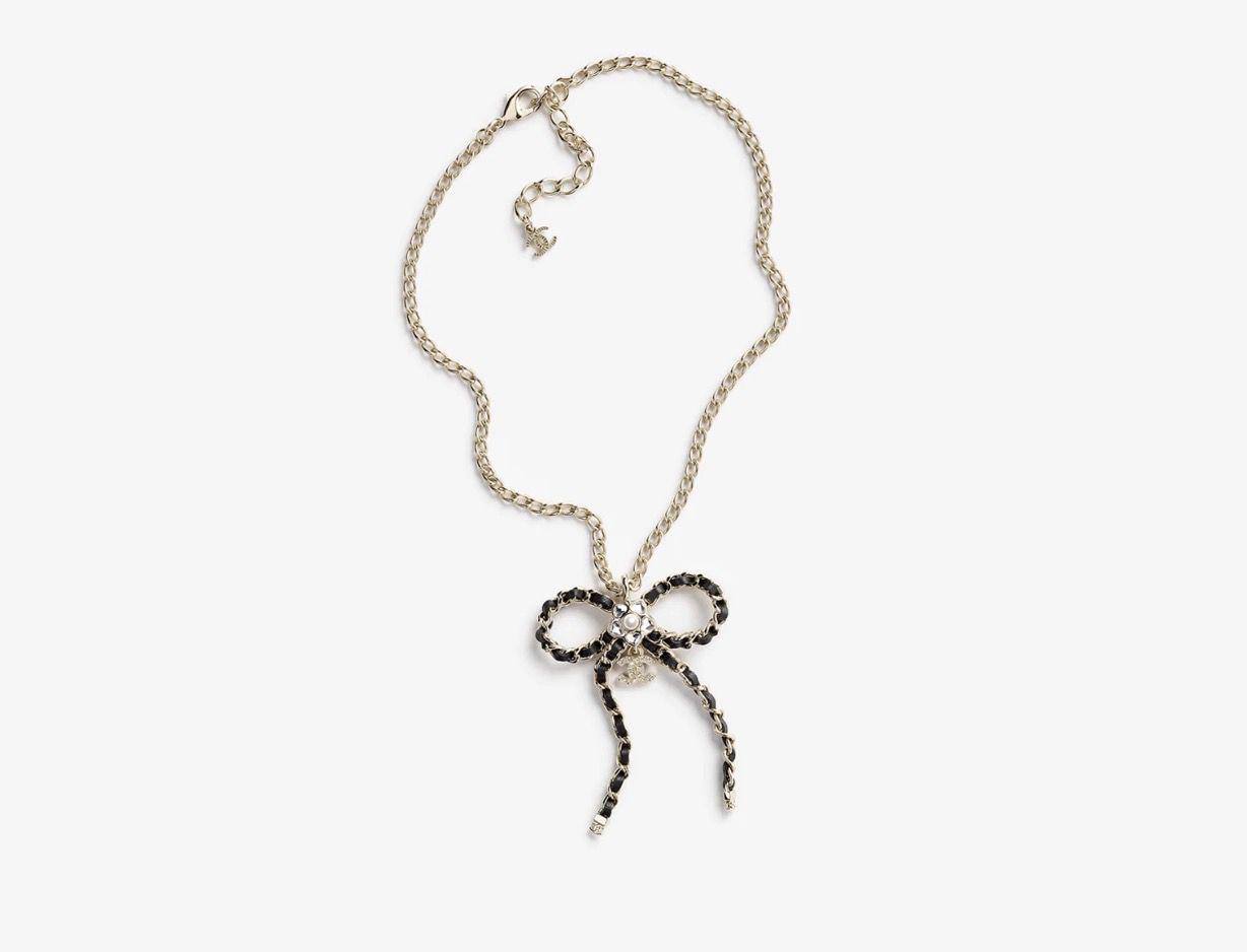 CHANEL🦋*
Necklace ❤️‍🔥
Earring❣️
Master quality 💯
With normal boxes 📦 
100 dhs🪙🖤
With master box 🗃️ 
120 dhs🪙🖤

Zain216
♥️♥️♥️