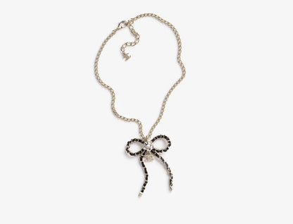 CHANEL🦋*
Necklace ❤️‍🔥
Earring❣️
Master quality 💯
With normal boxes 📦 
100 dhs🪙🖤
With master box 🗃️ 
120 dhs🪙🖤

Zain216
♥️♥️♥️
