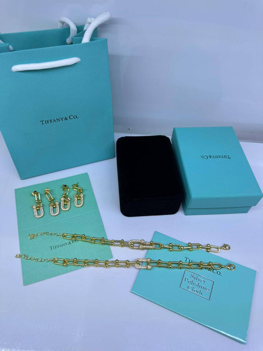 Tiffany set💥*
*Stainless steel SET 💯*
Necklace ❤️‍🩹
Earring 🍁
Breslat ❣️
With normal boxes 📦 
And paper bag 🛍️
65 dhs🗽
With master box 🗃️ 
95 dhs🗽

Zain216
♥️♥️♥️
