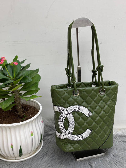 CHANEL
SIZE ….20CM (high 25CM)🥰
90 dhs🌺

Zain244
♥️♥️♥️