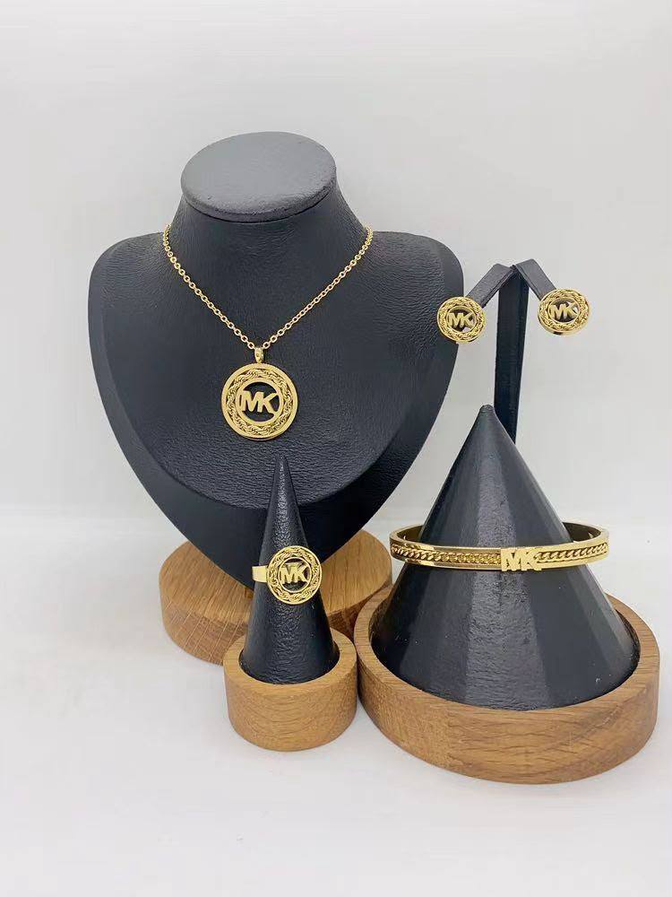 Stainless steel ❤️‍🔥*
Necklace 💥
Earring ✨
Ring 💍 free size 💍
Bangle 🦋
Non tarnish 💯
With brand boxes 🗃️ 
And paper bag 🛍️
50 dhs✅

Zain216
♥️♥️♥️