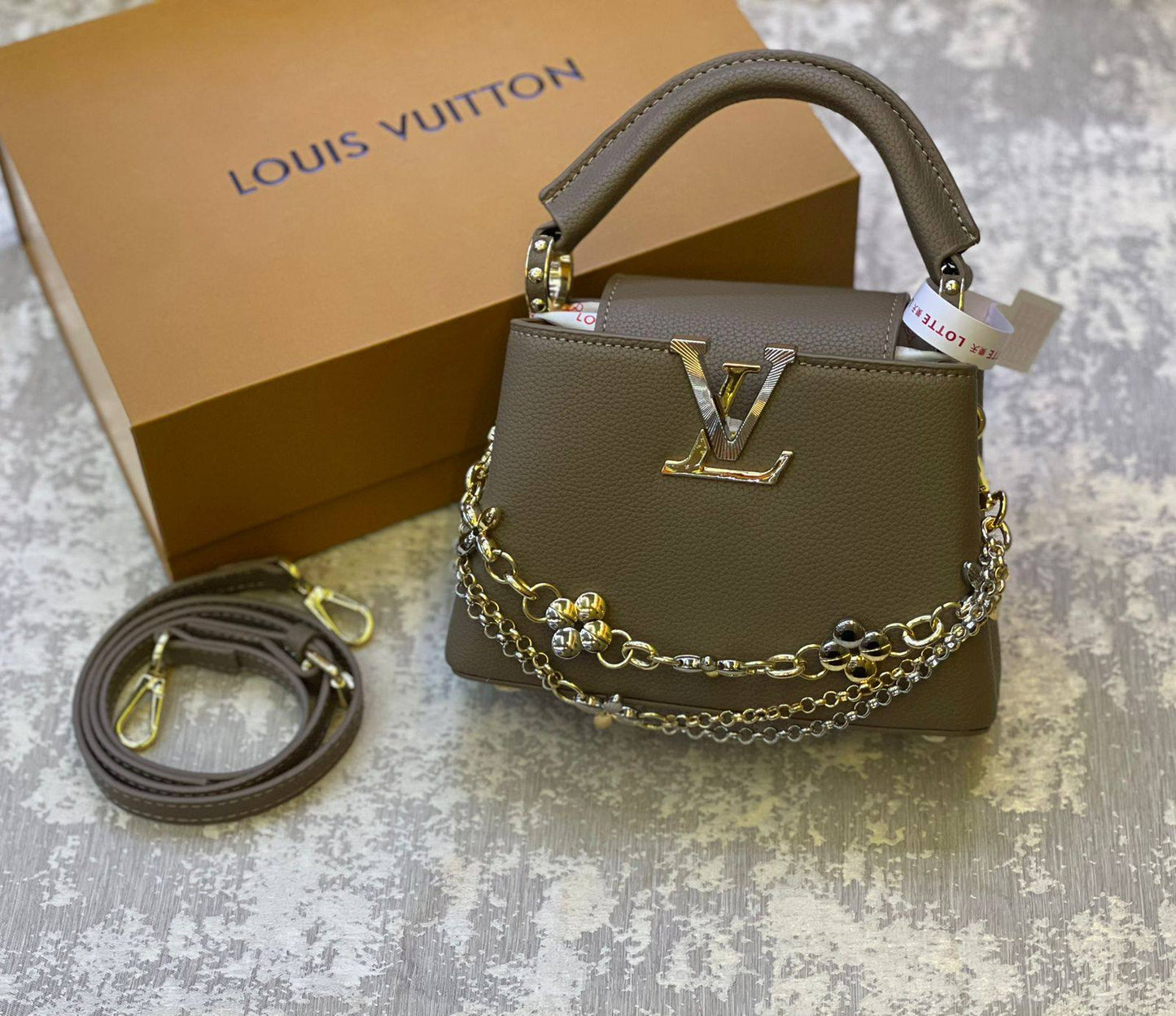 LV
230 dhs❣️

With box.  
🎁🎁🎁

Size. 21 cm.

Zain175
♥️♥️♥️