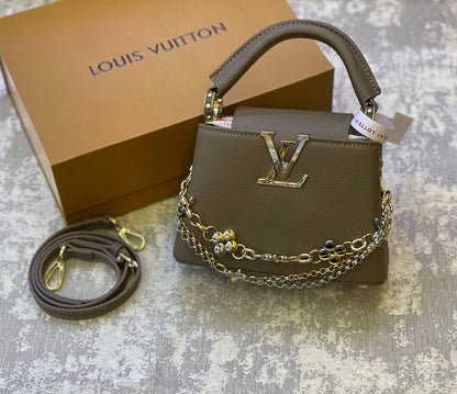 LV
230 dhs❣️

With box.  
🎁🎁🎁

Size. 21 cm.

Zain175
♥️♥️♥️