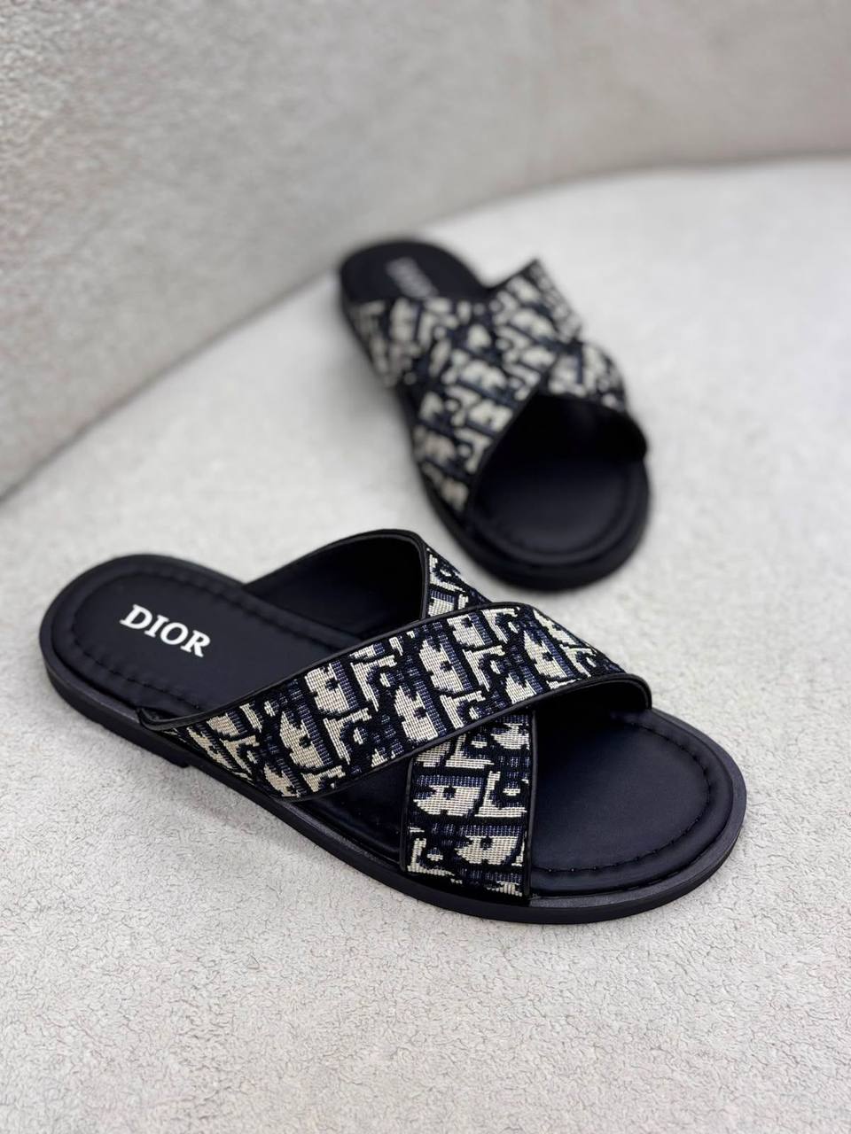 Dior
110 dhs✅
Size 40-46

Zain30
♥️♥️♥️
