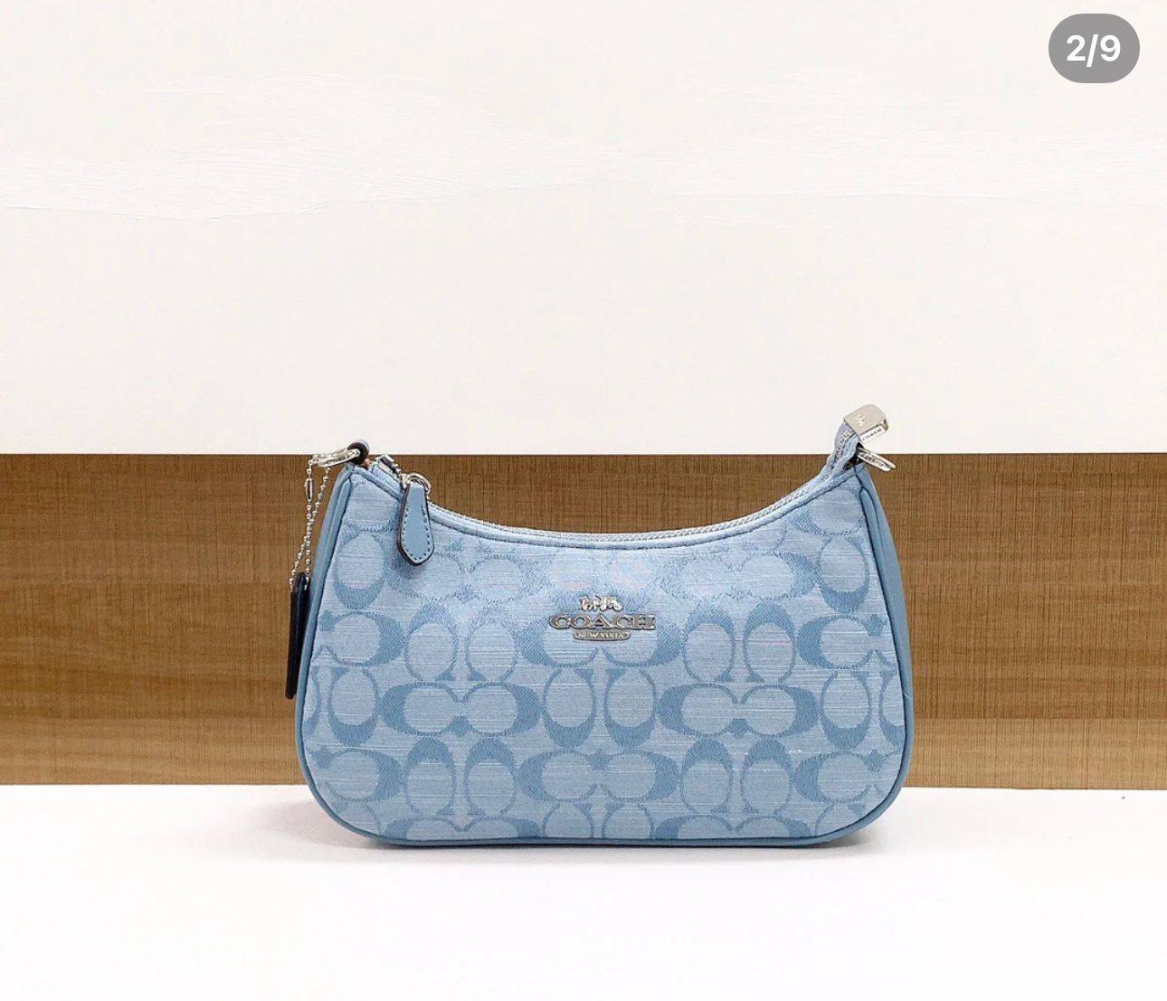 Coach
good quality, comes 

with box, 
🎁🎁🎁

size... 24* 14 cm 
95 dhs❣️

Zain12
♥️♥️♥️