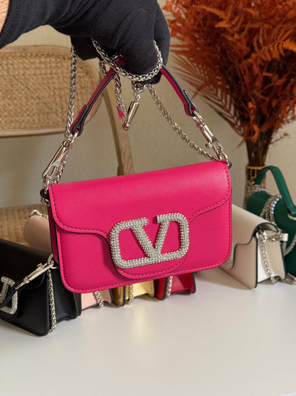 VALENTINO
20cm
350 dhs❣️
Top quality 
With box🎁

Zain167
♥️♥️♥️
