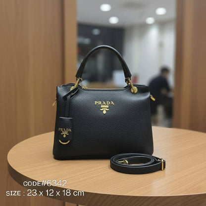 PRADA ᴛᴏᴘ ʜᴀɴᴅʙᴀɢ
ᴍᴀᴛᴛᴇ ʟᴇᴀᴛʜᴇʀ ᴍᴀᴛᴇʀɪᴀʟ
ᴛʜʀᴇᴇ ᴄᴏᴍᴘᴀʀᴛᴍᴇɴᴛ
ᴡɪᴛʜ ʟᴏɴɢ ʙᴇʟᴛ sᴛʀᴀᴘ
ɢᴏʟᴅ ʜᴀʀᴅᴡᴀʀᴇ
sɪᴢᴇ : 23 cm

75 dhs✅

Zain31
♥️♥️♥️
