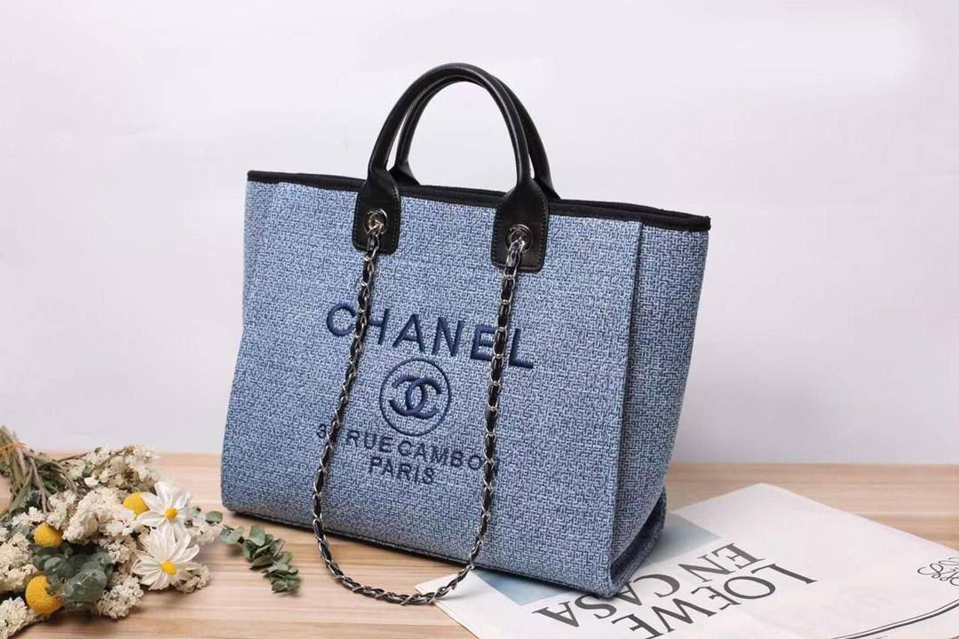 New Chanel, 

good quality, 
size 45 *30 cm 
95 dhs🪙🌨️

Zain12
♥️♥️♥️