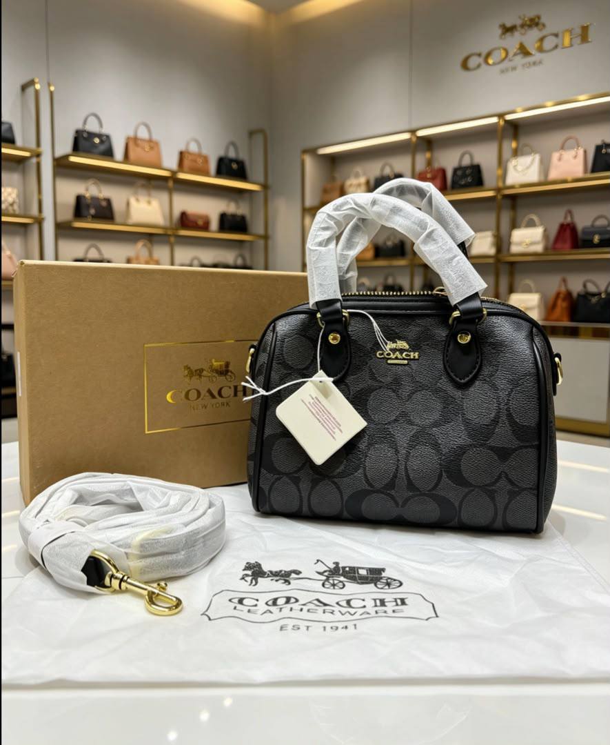 Coach
90 dhs✅
with box 
Size:18*12*9

Zain07
♥️♥️♥️
