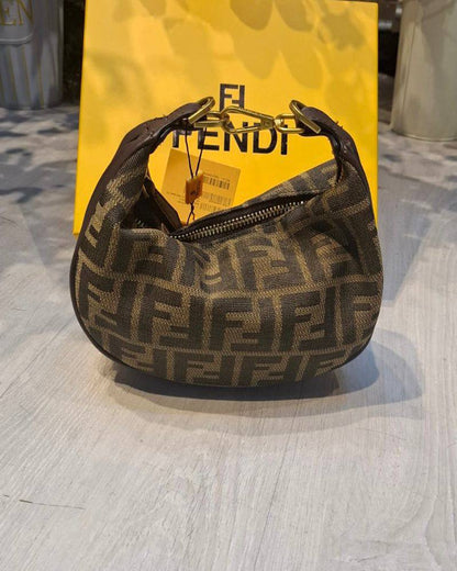 Fendi
Fendi Mini Fendigraphy

20cm
95 dhs💚❤️❤️💚

with BOX
🎁🎁🎁

Zain254
♥️♥️♥️