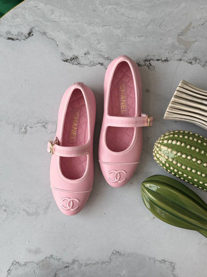 Chanel 
Vip quality 
Size:36 to 42 
450 dhs🇦🇪🇦🇪

Zain113
♥️♥️♥️