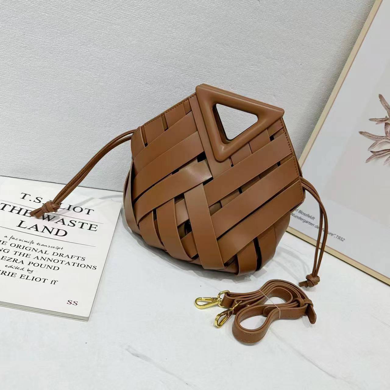 BOTTEGA
115 dhs🪙
Size 26cm❤️‍🔥

Zain161
♥️♥️♥️