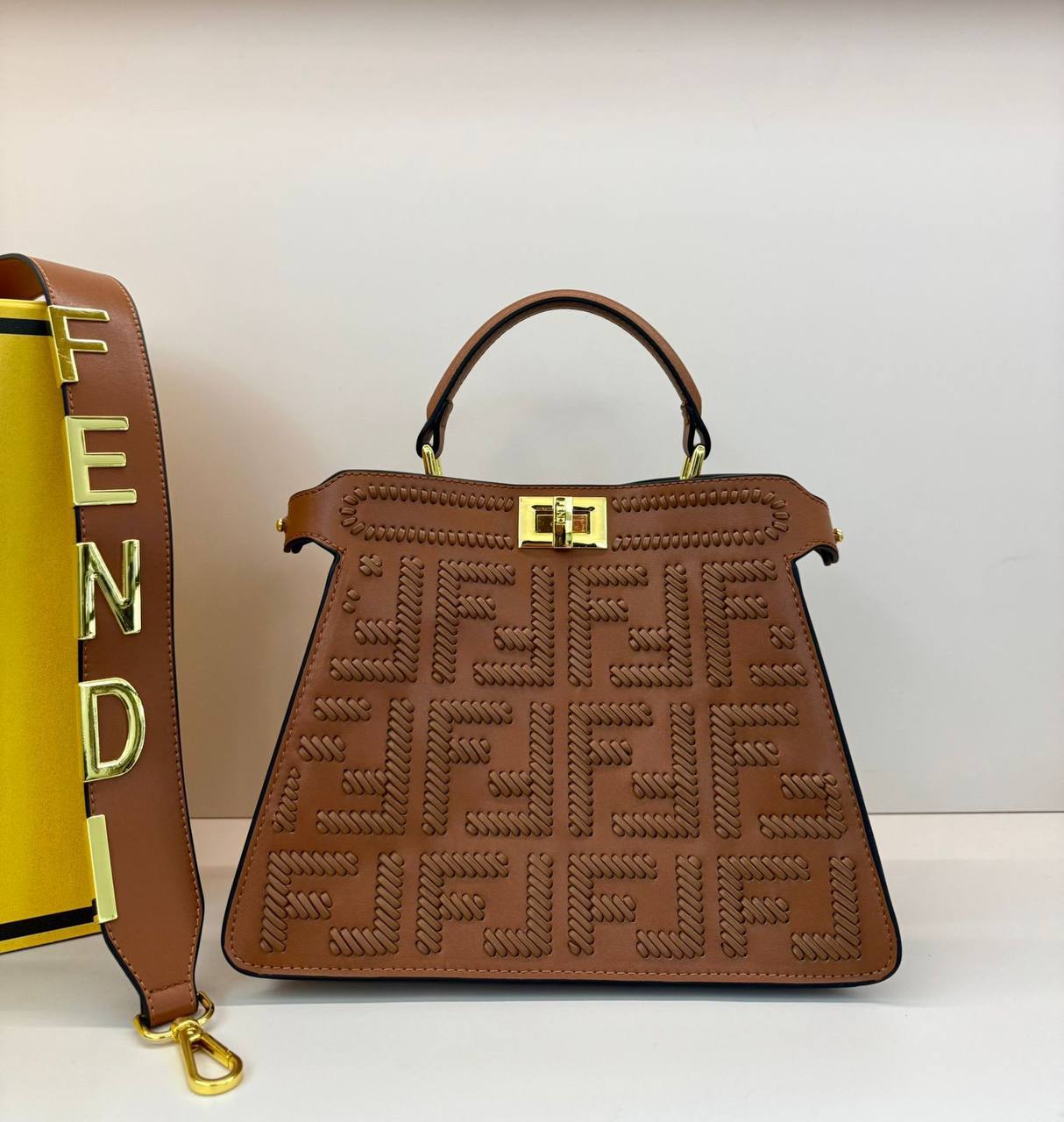 FENDI 
COPY ONE 
WITH BOX 
210 dhs✅

Zain39
♥️♥️♥️