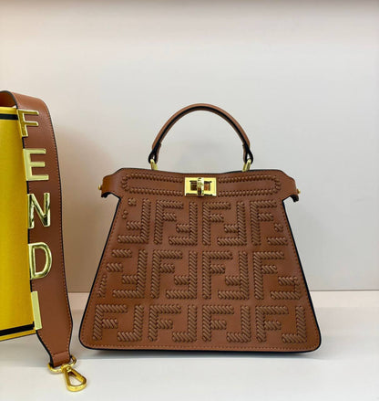 FENDI 
COPY ONE 
WITH BOX 
210 dhs✅

Zain39
♥️♥️♥️