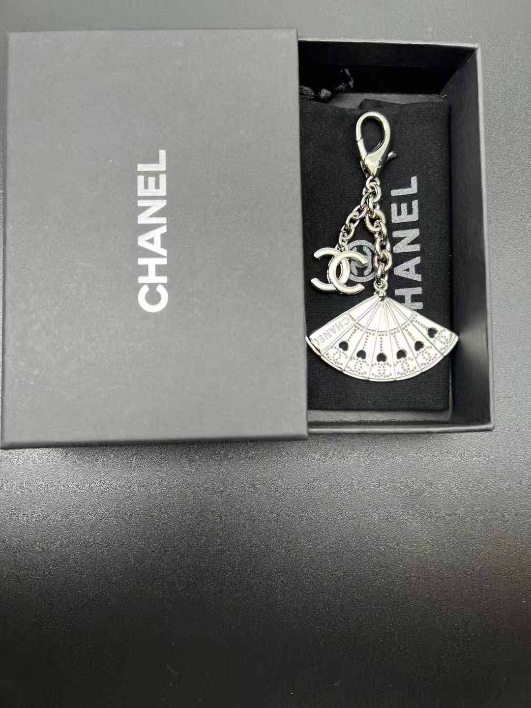 Chanel
Keychain Bag Charm
65 dhs🪙🌨️

Zain89
♥️♥️♥️