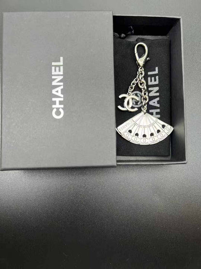 Chanel
Keychain Bag Charm
65 dhs🪙🌨️

Zain89
♥️♥️♥️