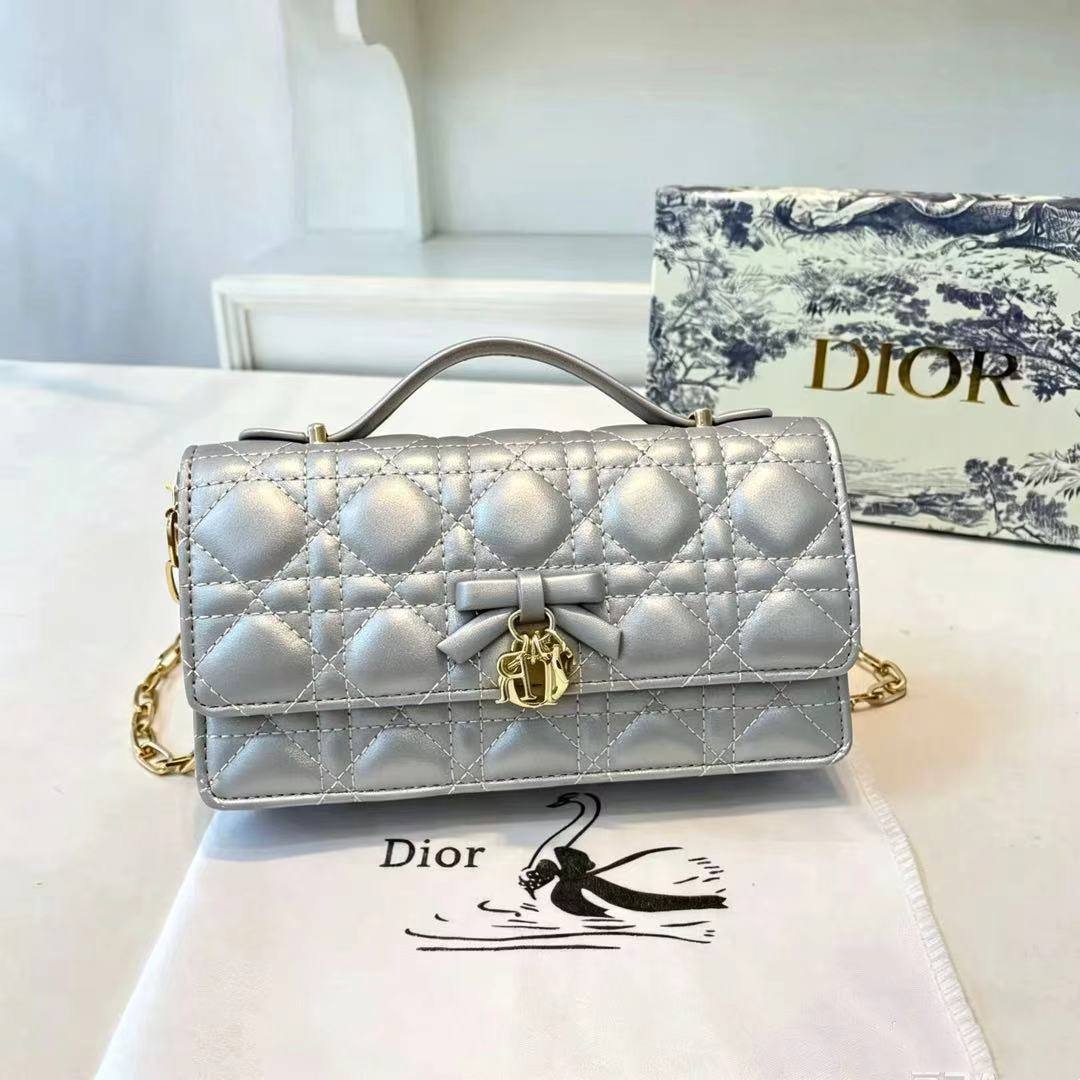 Dior
105 dhs🇦🇪🇦🇪

with box

size 21×12×7cm

Zain42
♥️♥️♥️