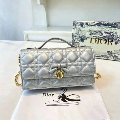 Dior
105 dhs🇦🇪🇦🇪

with box

size 21×12×7cm

Zain42
♥️♥️♥️