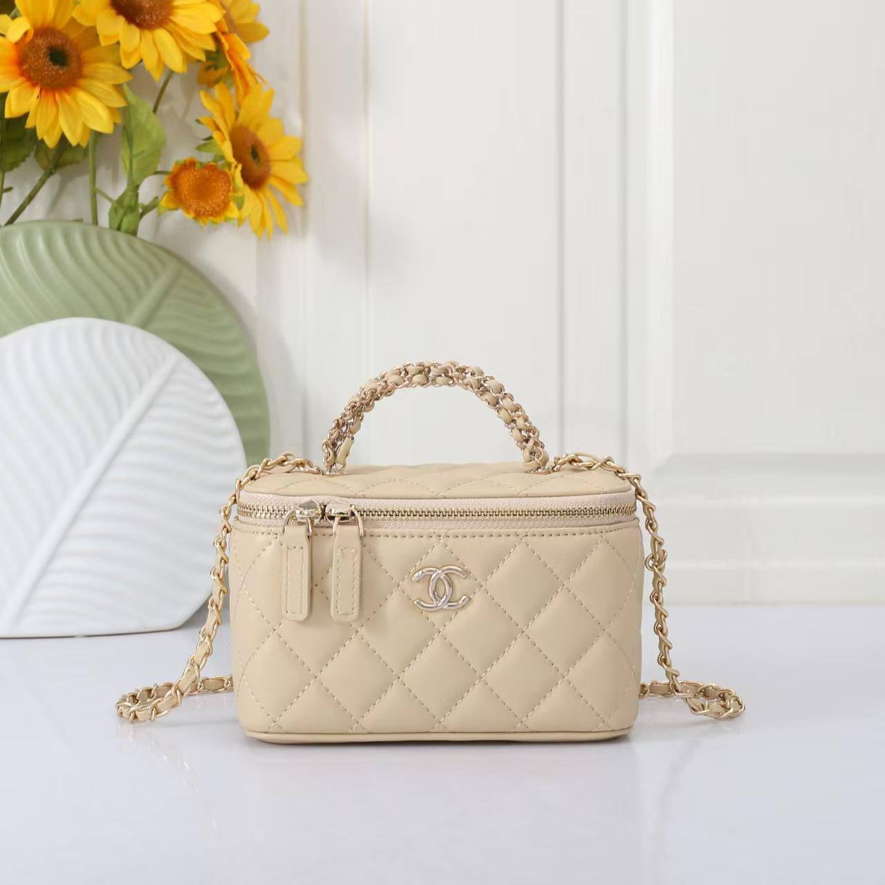 Chanel 
Best quality 

with box’s 
🎁🎁🎁

100 dhs✅
size 17 CM

Zain290
♥️♥️♥️