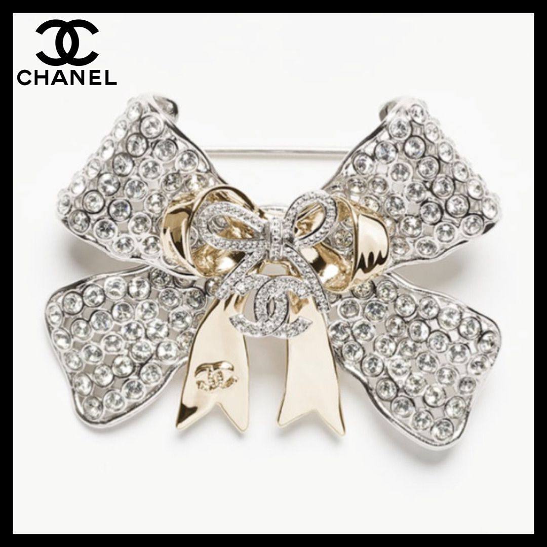 CHANEL ❤️‍🔥*
Brooch 🦋
Master quality 💯
With normal boxes 📦 
45 dhs🌺
With master box 🗃️ 
55 dhs🌺

Zain216
♥️♥️♥️