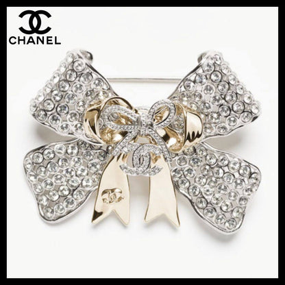 CHANEL ❤️‍🔥*
Brooch 🦋
Master quality 💯
With normal boxes 📦 
45 dhs🌺
With master box 🗃️ 
55 dhs🌺

Zain216
♥️♥️♥️