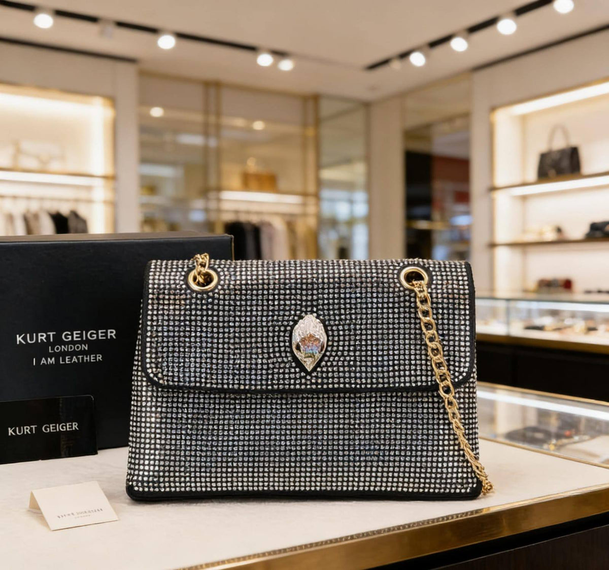 Aigner

115 dhs🇦🇪🇦🇪
Have box

Zain07
♥️♥️♥️