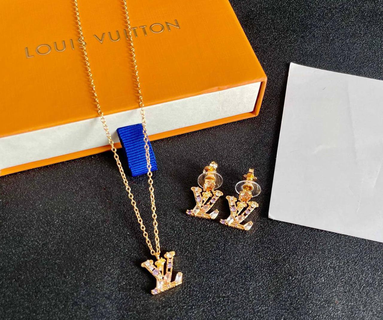LOUIS VUITTON❤️‍🔥*
Necklace ✨
Earring 🦋
Bracelet 🌊
Master quality 💯
With normal boxes 🗃️ 
120 dhs🪙🌨️
With master box 📦 
130 dhs🪙🌨️

Zain216
♥️♥️♥️
