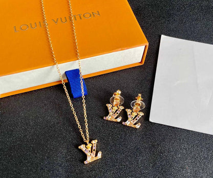 LOUIS VUITTON❤️‍🔥*
Necklace ✨
Earring 🦋
Bracelet 🌊
Master quality 💯
With normal boxes 🗃️ 
120 dhs🪙🌨️
With master box 📦 
130 dhs🪙🌨️

Zain216
♥️♥️♥️