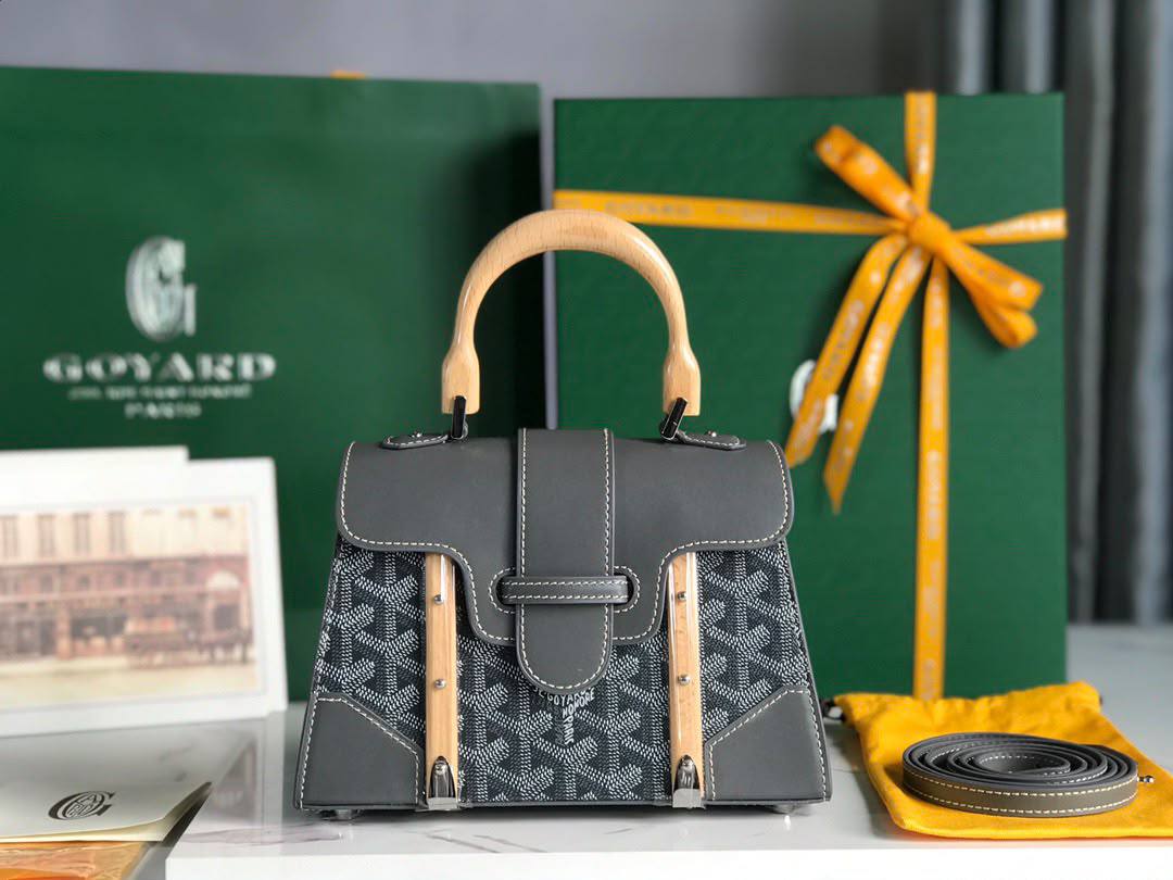 Goyard
Material: Goyardine canvas and leather

 Design: Structured handbag with a top handle

 Closure: Leather strap and clasp Style: Luxury, classic handbag

For Price 👇 WhatsApp✅
0568585901 
0507557372
0552275751 Owner Zain 👌

Zain325
♥️♥️♥️