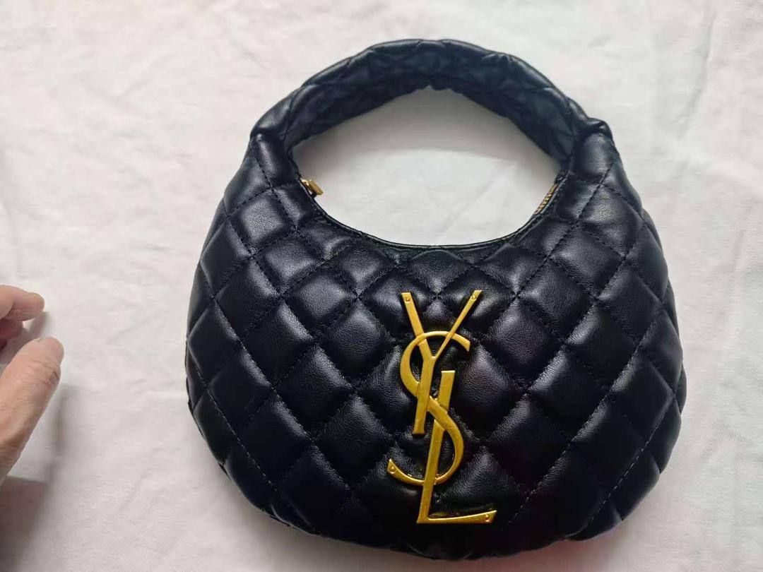 YSL
80 dhs✅
with box
size 25×4×27cm

Zain213
♥️♥️♥️