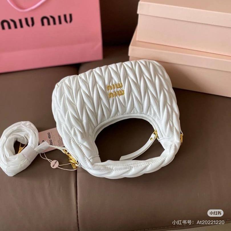 Miu Miu
100 dhs🇦🇪🇦🇪
with box
size 22cm

Zain26
♥️♥️♥️
