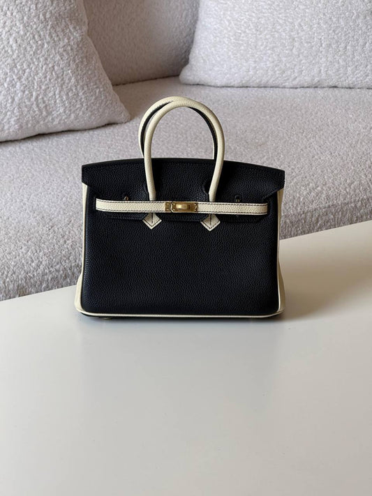 Hermes plume 20cm💕master quality😍

with box❤️
🎁🎁🎁
500 dhs🪙🖤🇦🇪

Zain52
♥️♥️♥️