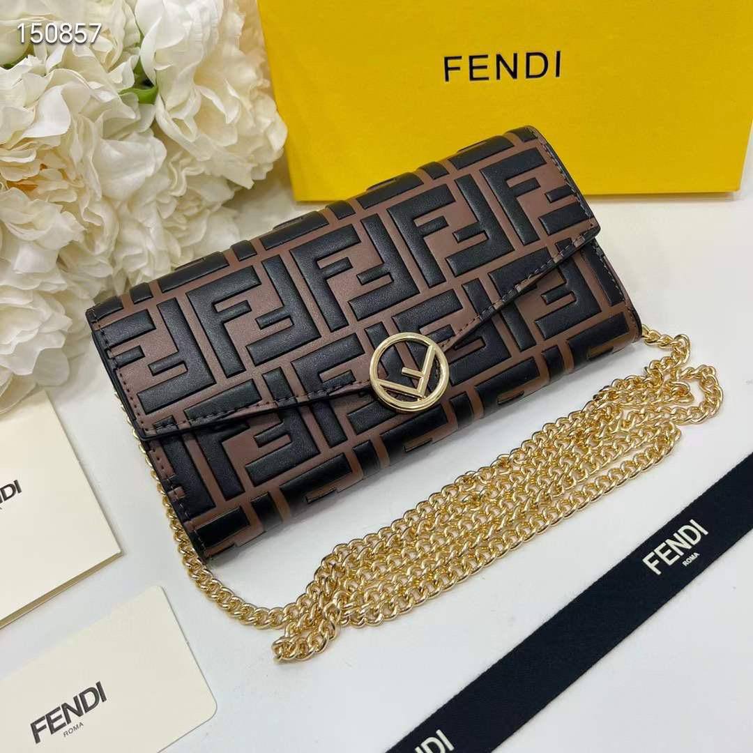 Fendi
Best quality

With box’s
🎁🎁🎁

95 dhs❤️
size 22cm

Zain158
♥️♥️♥️
