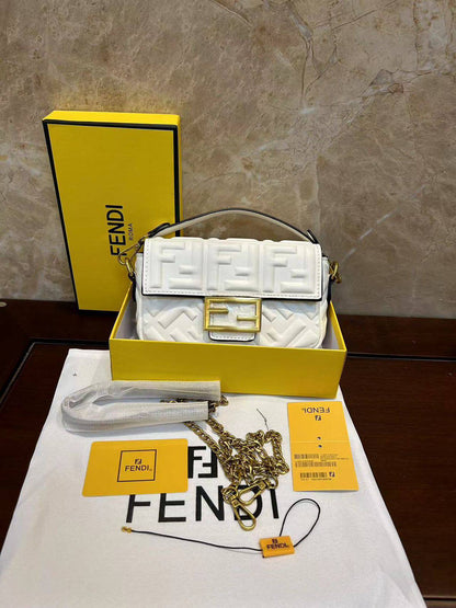 Fendi
95 dhs❣️
size：20cm
Good-quality 

with box🎁🎁🎁

Zain35
♥️♥️♥️