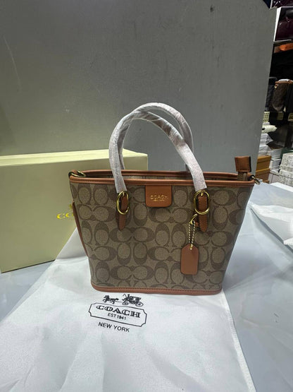 Coach

With box  
🎁🎁🎁

High quality 
95 dhs🪙🌨️

Zain50
♥️♥️♥️