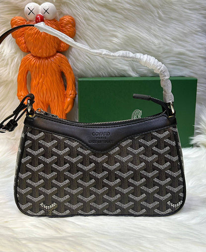Goyard
good quality, comes 
with box, 

🎁🎁🎁

size... 24 *14 cm
80 dhs❣️

Zain12
♥️♥️♥️