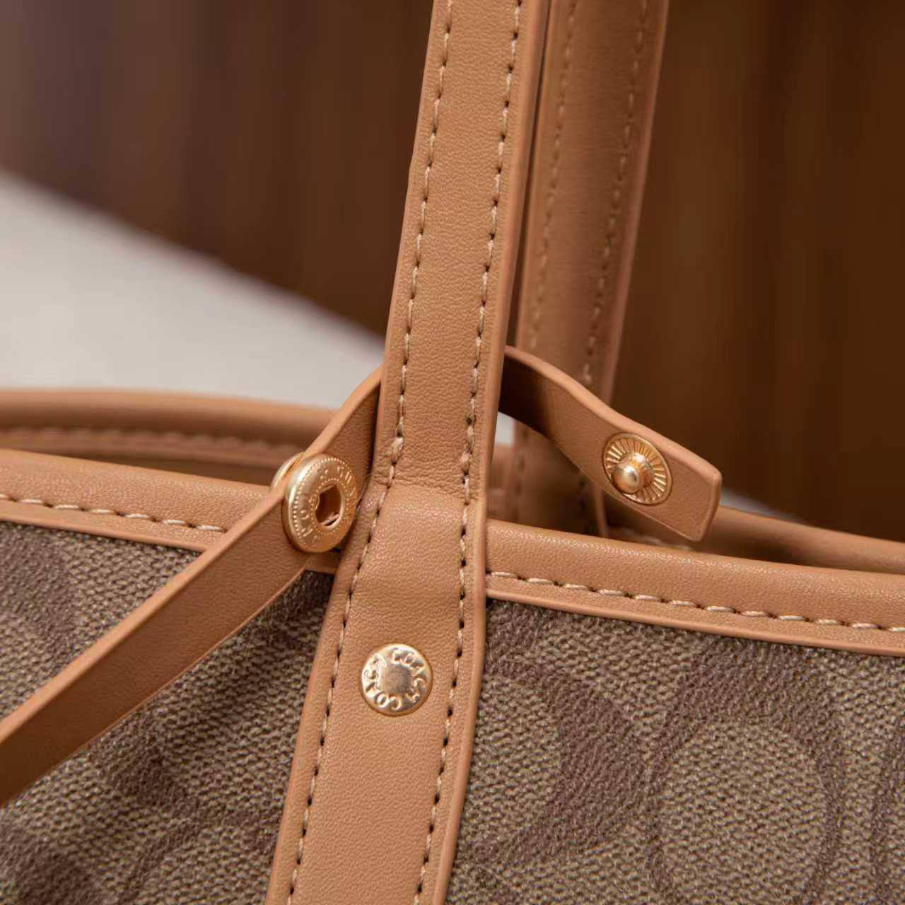 Coach
100 dhs❣️
2in1
Both sides are usable.

Zain07
♥️♥️♥️