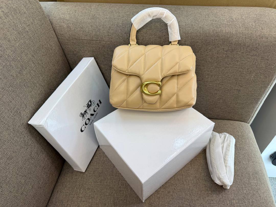 Coach
95 dhs✅

with box
🎁🎁🎁

size 20cm

Zain26
♥️♥️♥️