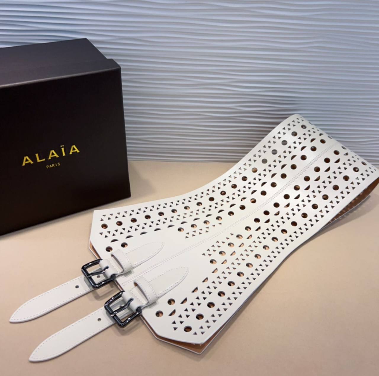 💙 ALAIA 💙
💙*Super Master*💙
💙*With original box*💙
380 dhs💓

Zain281
♥️♥️♥️