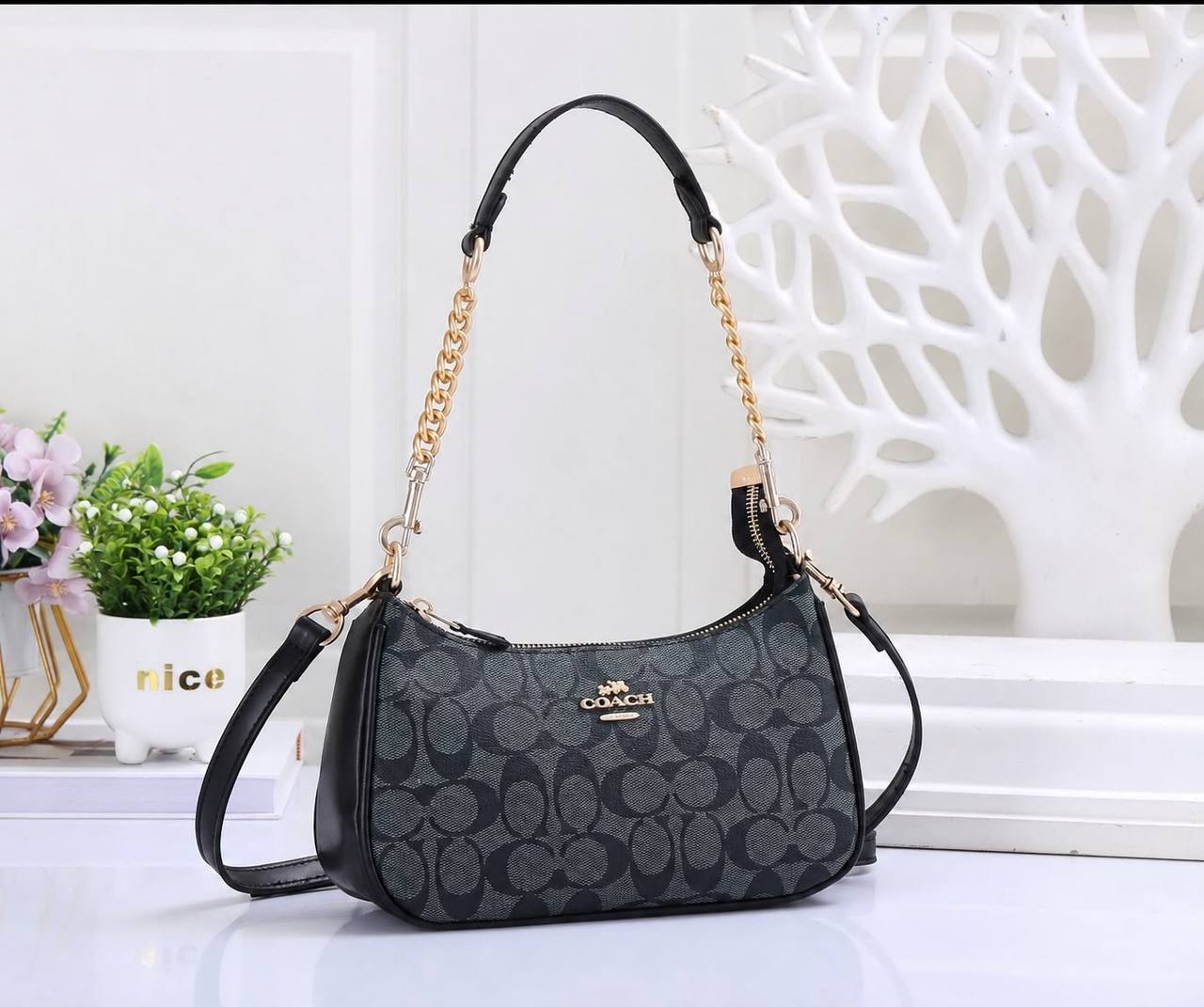 Coach
25cm 
95 dhs✅
With Box

Zain50
♥️♥️♥️